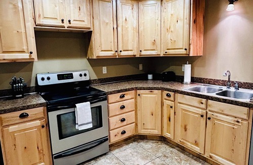 Hooper Haus | KING bed, 2-bedroom, full kitchen, pickleball, park. Private, spacious basement.