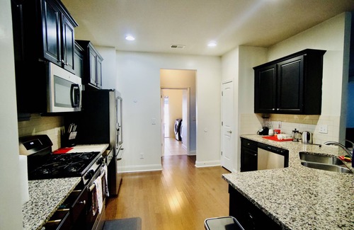 Lithia Springs Haus | King bed/3 CAR Garage/Ranch Home