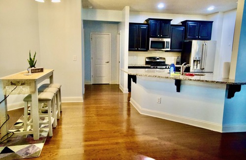 Lithia Springs Haus | King bed/3 CAR Garage/Ranch Home