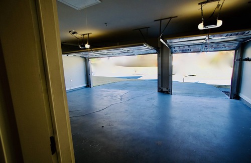 Lithia Springs Haus | King bed/3 CAR Garage/Ranch Home