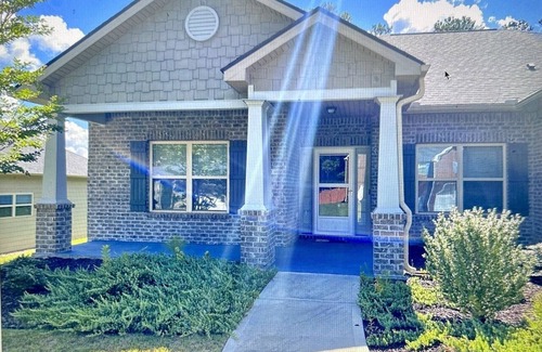 Lithia Springs Haus | King bed/3 CAR Garage/Ranch Home