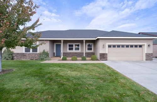 Richland Haus | King Bed, Amazing Views, Yard & Garage 3/2 #681