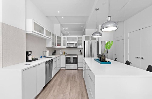 Financial District Wohnung | ! King Bed ! Downtown Highrise!