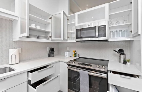 Financial District Wohnung | ! King Bed ! Downtown Highrise!