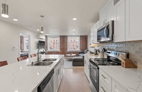 Riverside Wohnung | King Bed! J & K on Main Luxury Apartment 302