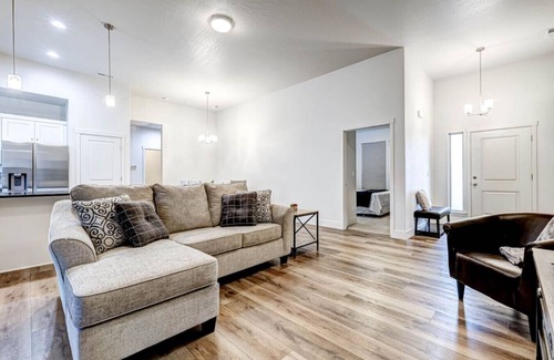 South Richland Haus | King Bed, Large Yard & 3 Car Garage 4/2 - #1588