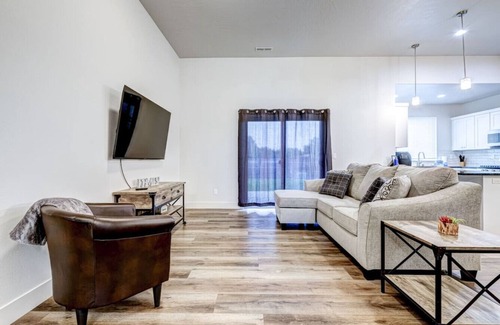 South Richland Haus | King Bed, Large Yard & 3 Car Garage 4/2 - #1588