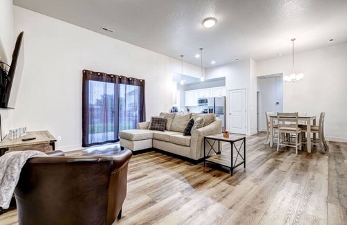 South Richland Haus | King Bed, Large Yard & 3 Car Garage 4/2 - #1588