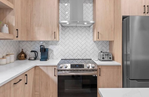 Southwest Calgary Haus | King Bed |Min to DT |3BR |Garage| Chef's Kitchen