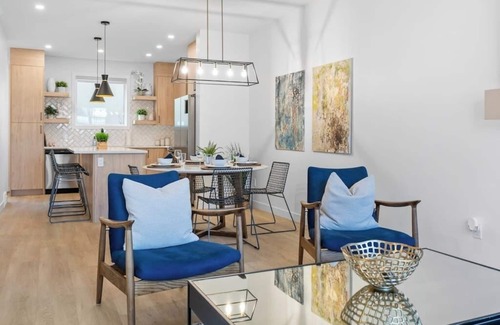 Southwest Calgary Haus | King Bed |Min to DT |3BR |Garage| Chef's Kitchen