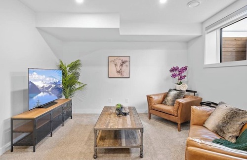 Southwest Calgary Haus | King Bed |Min to DT |3BR |Garage| Chef's Kitchen