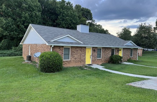 Lawrenceville Haus | King bed! Near downtown Lawrenceville! Clean.