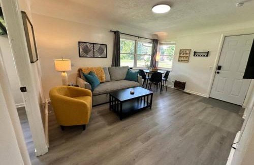 Berea Haus | KING bed, Pet Friendly, Modern Retreat in CLE-BW