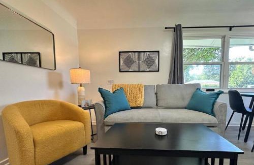 Berea Haus | KING bed, Pet Friendly, Modern Retreat in CLE-BW