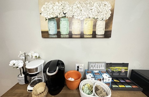 Roswell Wohnung | KING bed! Quiet & Cozy, Updated, Patio porch & fenced yard for pups!