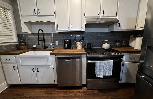 Roswell Wohnung | KING bed! Quiet & Cozy, Updated, Patio porch & fenced yard for pups!