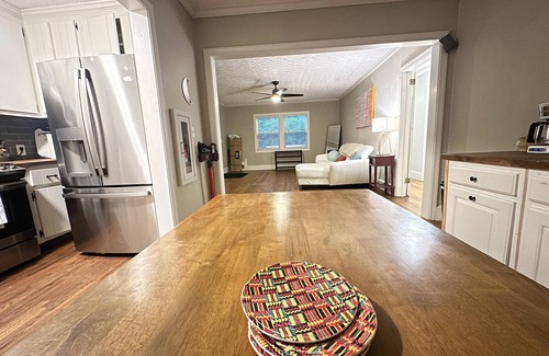 Roswell Wohnung | KING bed! Quiet & Cozy, Updated, Patio porch & fenced yard for pups!