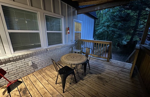 Roswell Wohnung | KING bed! Quiet & Cozy, Updated, Patio porch & fenced yard for pups!