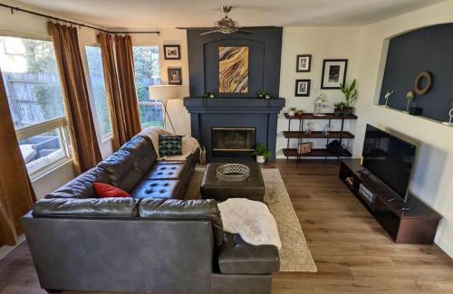 Roseville Haus | King Bed Quiet Home on Cul-de-Sac Hiking Trails