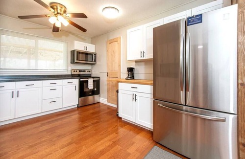 Rapid City Haus | ⁑King Bed⁑Whirlpool Tub⁑Covered Patio⁑Near Playground⁑