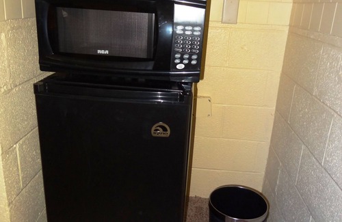 Mount Ida Wohnung | King Guest Room located at the entrance to Mountain Harbor just 2 1/2 miles from Lake Ouachita. by RedAwning