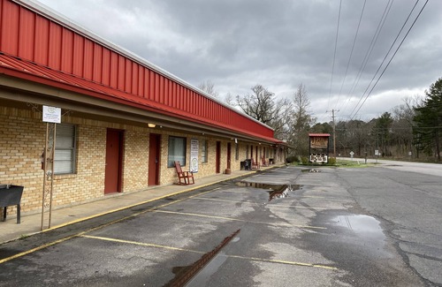 Mount Ida Wohnung | King Guest Room located at the entrance to Mountain Harbor just 2 1/2 miles from Lake Ouachita. by RedAwning