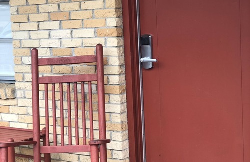 Mount Ida Wohnung | King Guest Room located at the entrance to Mountain Harbor just 2 1/2 miles from Lake Ouachita. by RedAwning