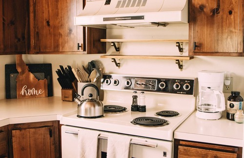 Cascade Kabine | King Hill Cottage - A river view cabin in Cascade