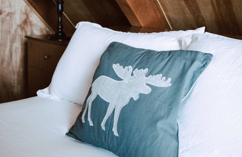 Cascade Kabine | King Hill Cottage - A river view cabin in Cascade