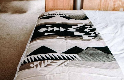 Cascade Kabine | King Hill Cottage - A river view cabin in Cascade