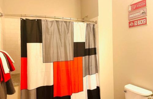 Uptown District Wohnung | King Size with OSU Theme!