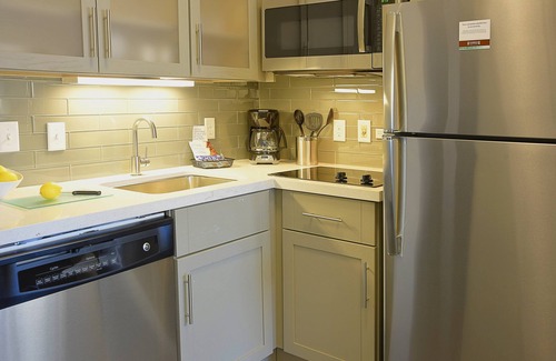 Little Rock Medical District Wohnung | King Studio in der Nähe des Little Rock Medical Center. Kostenloses Frühstücksbuffet.