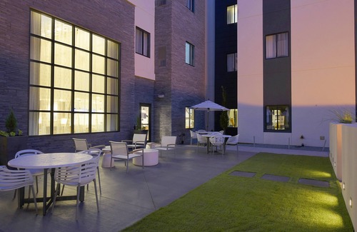 Little Rock Medical District Wohnung | King Studio in der Nähe des Little Rock Medical Center. Kostenloses Frühstücksbuffet.