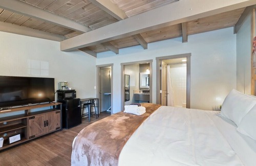 Lakeside Park Hotel | King Suite Escape! Steps from Stateline at Blue Jay Lodge