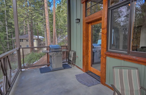 Yosemite West Haus | King Suite for Active Couples Inside Yosemite Gate, Your Basecamp for Adventure!
