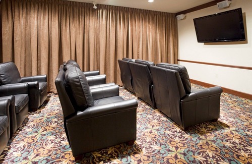 Oconomowoc Eigentumswohnung | King Suite. Frühstück kostenlos. Pool & Whirlpool. Fitnessstudio. In der Nähe des Aurora Medical Center!