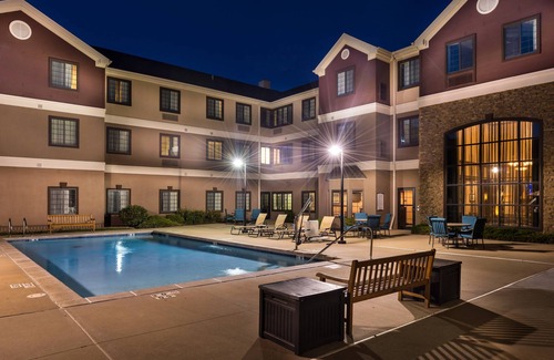 Weldon Spring Heights Eigentumswohnung | King Suite. Free Breakfast. Pool & Gym. Your Next Trip!