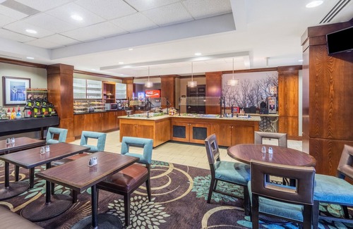 White Station Eigentumswohnung | King Suite. Free Breakfast. Outdoor Pool. Gym. Relaxing Retreat!