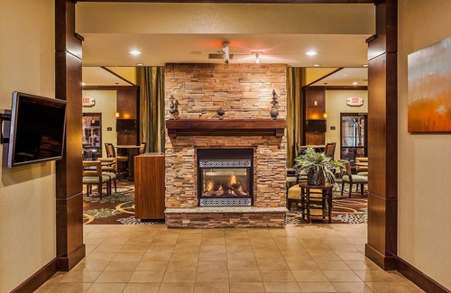 Bismarck Eigentumswohnung | Mobilitätszugängliche Suite mit Kingsize-Bett in der Nähe von BIS | Kostenloses tägliches Frühstück + Innenpool