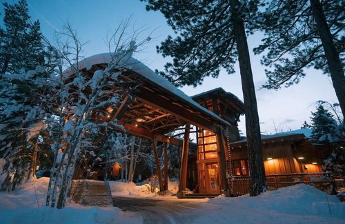 Truckee Hotel | King + Twin Sleeper Room at Gravity Haus, Outdoor Mountain Fun, Truckee Locale