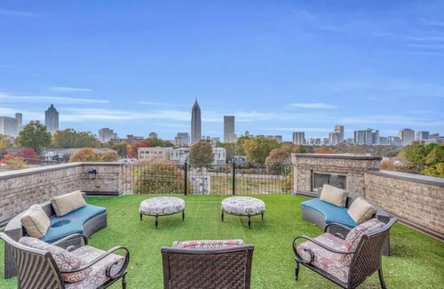 Midtown Haus | Kingdom house. Amazing rooftop with a panaramic view of the city and its skyline