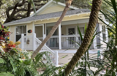 New Smyrna Beach Hütte | Kingfisher Cottage on Canal and two blocks to Ocean, amidst a tropical landscape