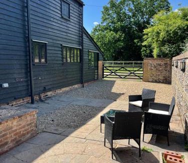 Great Saling Haus | Kings Barn - English Countryside Retreat