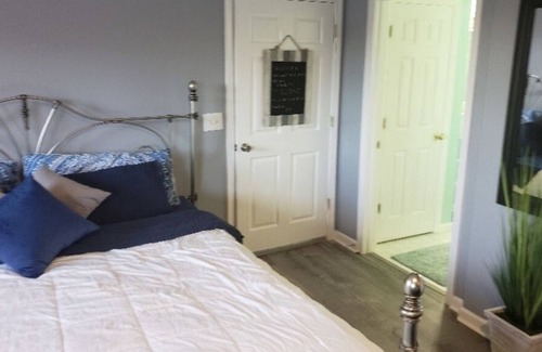 Bellevue Haus | Kings s size bed king The entrance through the front door Long term is availabl