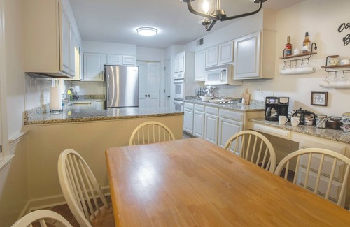 Ellendale Haus | Kirby House: Sleeps 16, King bed, Hot Tub, Game Rooms, Gym, Gated/Free Parking