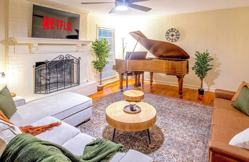 Ellendale Haus | Kirby House: Sleeps 16, King bed, Hot Tub, Game Rooms, Gym, Gated/Free Parking