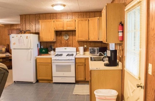 Triumph Kabine | Kishauwau's Starved Rock Area Cabins - Romantic Whirlpool Americana