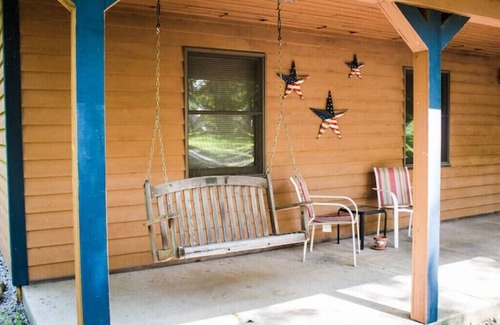 Triumph Kabine | Kishauwau's Starved Rock Area Cabins - Romantic Whirlpool Americana
