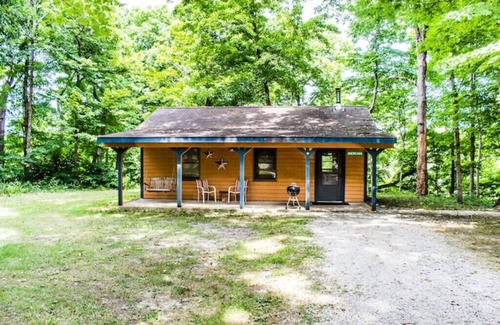 Triumph Kabine | Kishauwau's Starved Rock Area Cabins - Romantic Whirlpool Americana