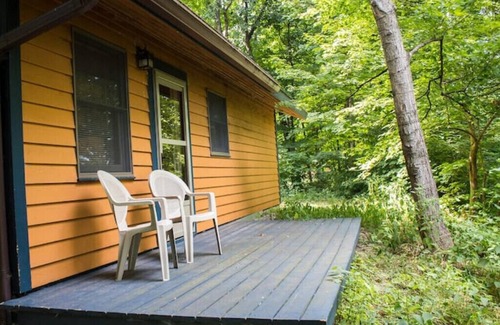 Triumph Kabine | Kishauwau's Starved Rock Area Cabins - Romantic Whirlpool Americana